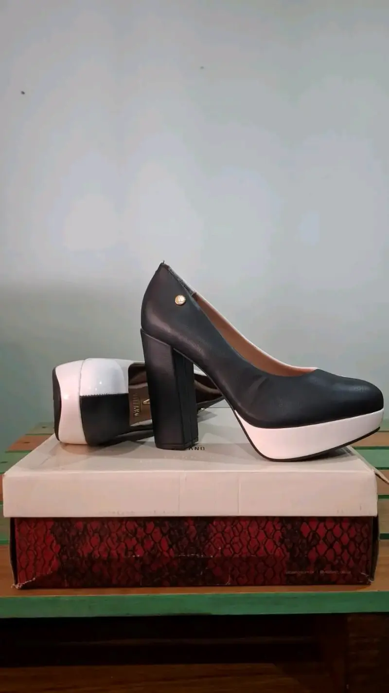 Zapatos de tacón alto bicolor