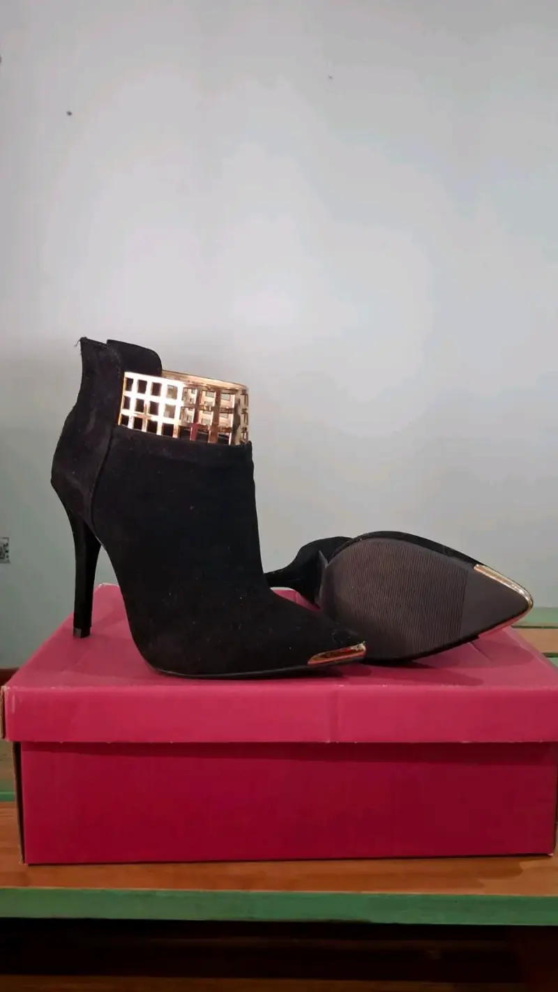 Botines negros con detalle dorado