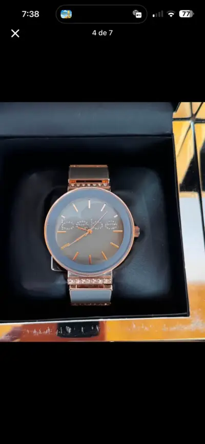 Reloj de pulsera dorado con cristales - miniatura 1