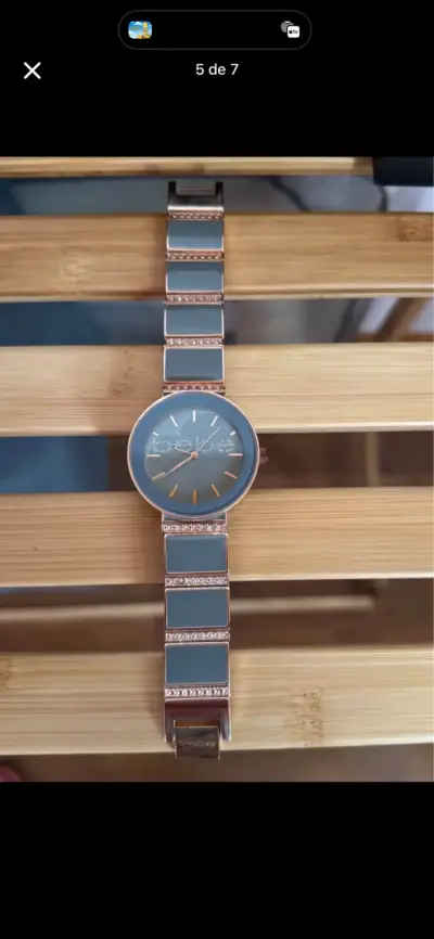 Reloj de pulsera dorado con cristales - miniatura 2