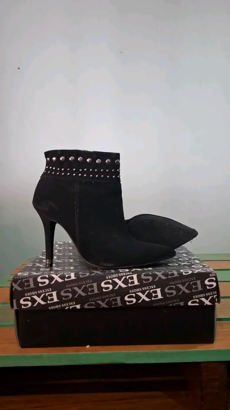 Botines negros con tachas XS