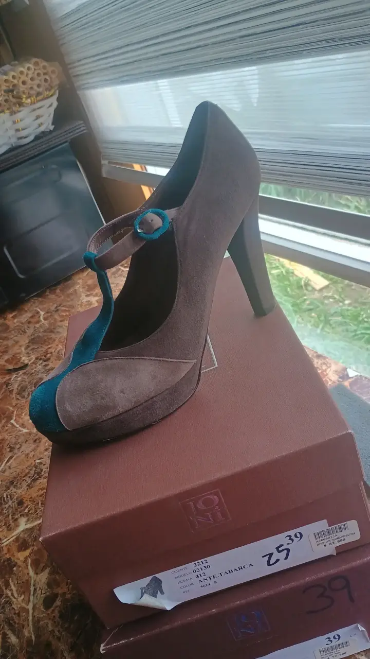 Zapatos de tacón alto marrón y azul