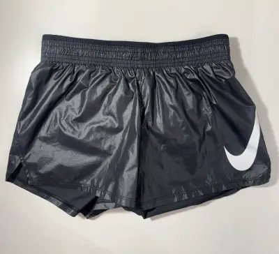 Short deportivo negro Nike para mujer - miniatura 1