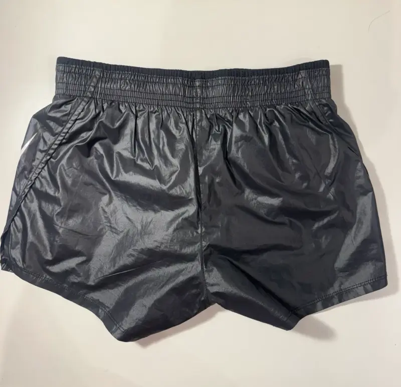 Short deportivo negro Nike para mujer - 2