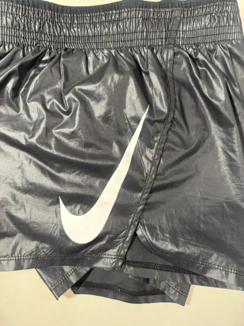 Short deportivo negro Nike para mujer - 3