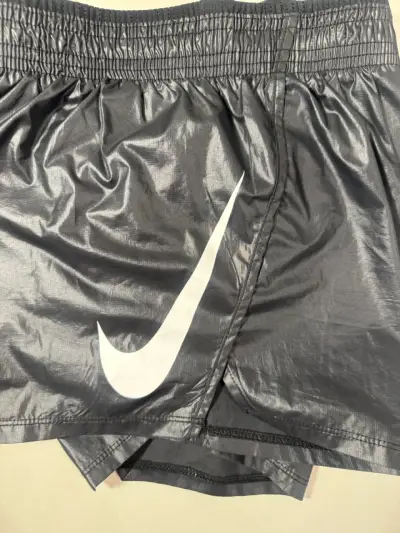 Short deportivo negro Nike para mujer - miniatura 3