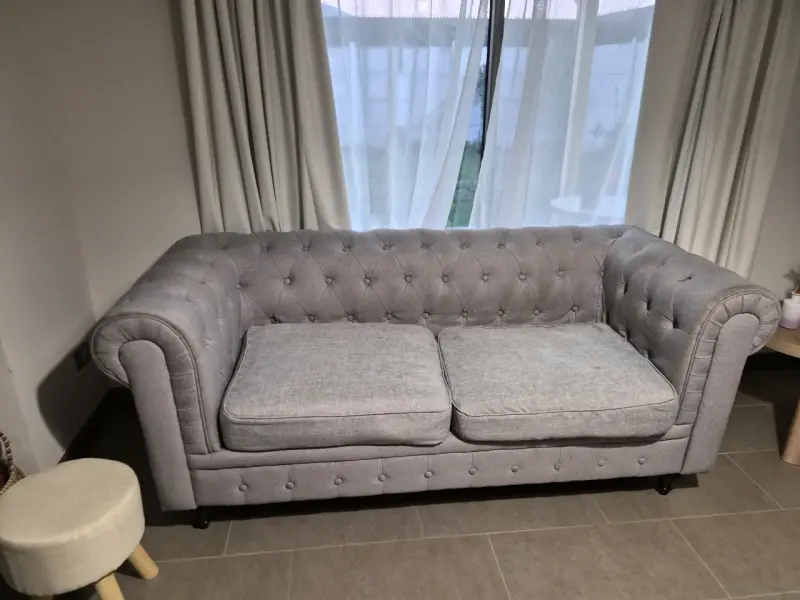 Sofá Chesterfield gris en buen estado - 1