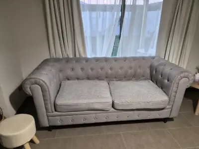 Sofá Chesterfield gris en buen estado - miniatura 1