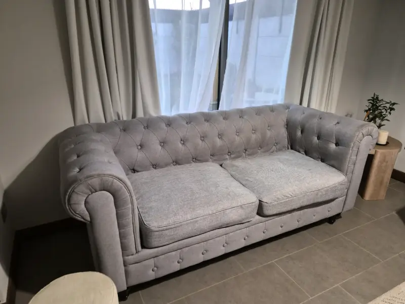 Sofá Chesterfield gris en buen estado - 2