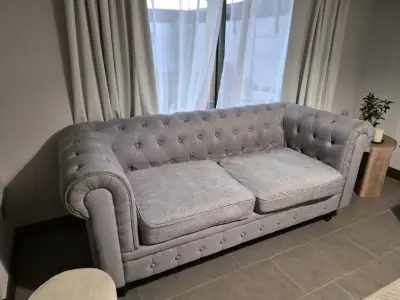 Sofá Chesterfield gris en buen estado - miniatura 2