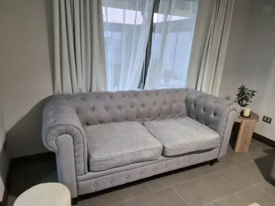 Sofá Chesterfield gris en buen estado - miniatura 3
