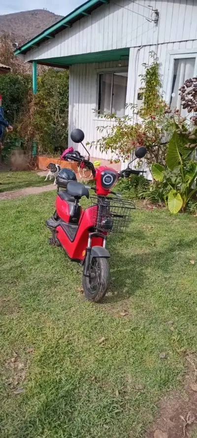 Scooter eléctrica roja con canasto - miniatura 2