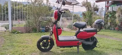Scooter eléctrica roja con canasto - miniatura 3
