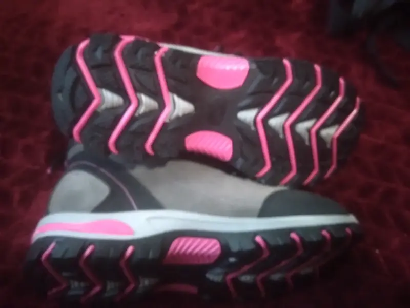 Botines de montaña gris con interior rosado - 2