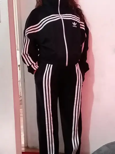 Conjunto deportivo Adidas negro con franjas - miniatura 1