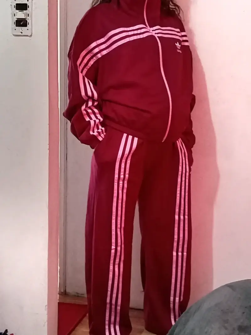 Conjunto deportivo adidas rojo con franjas