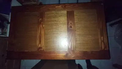 Mesa de madera rústica en buen estado - miniatura 1