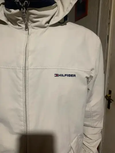 Chaqueta blanca Tommy Hilfiger con capucha - miniatura 2