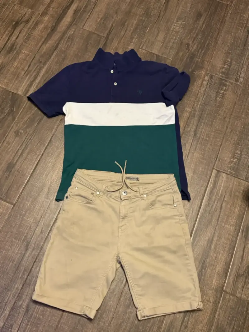 Polera polo tricolor y shorts beige - 1