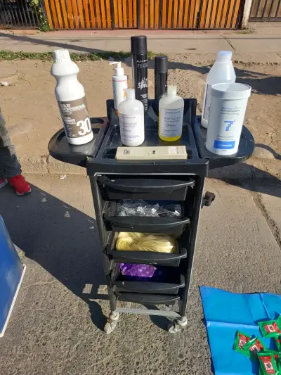 Carro de peluquería con productos de belleza - miniatura 1