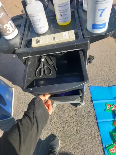 Carro de peluquería con productos de belleza - miniatura 2