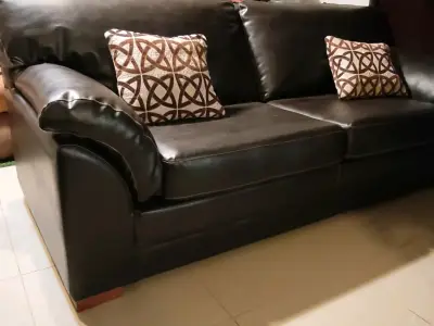 Sofá rosende ecocuero chocolate con cojines decora - miniatura 1