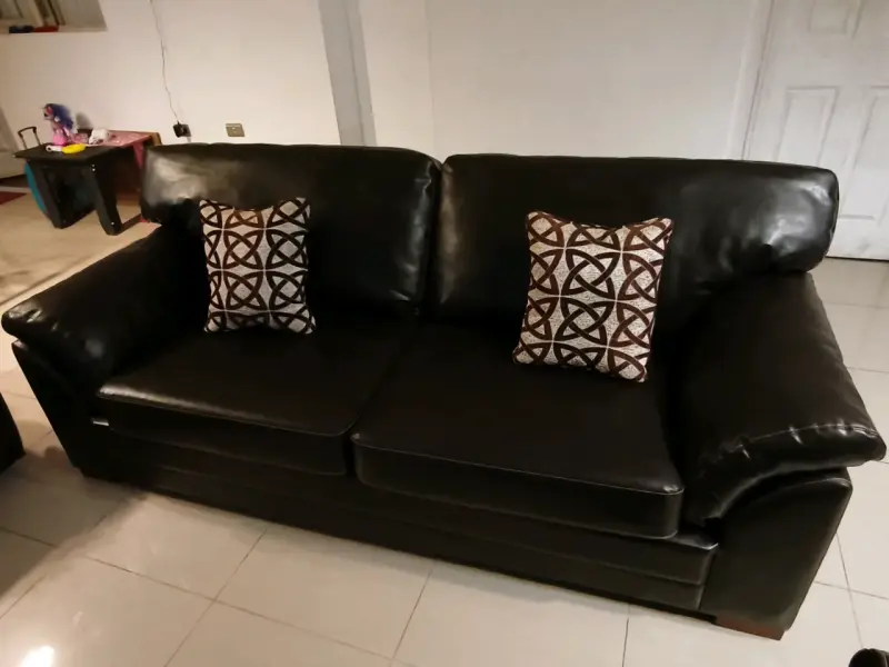 Sofá rosende ecocuero chocolate con cojines decora - 4