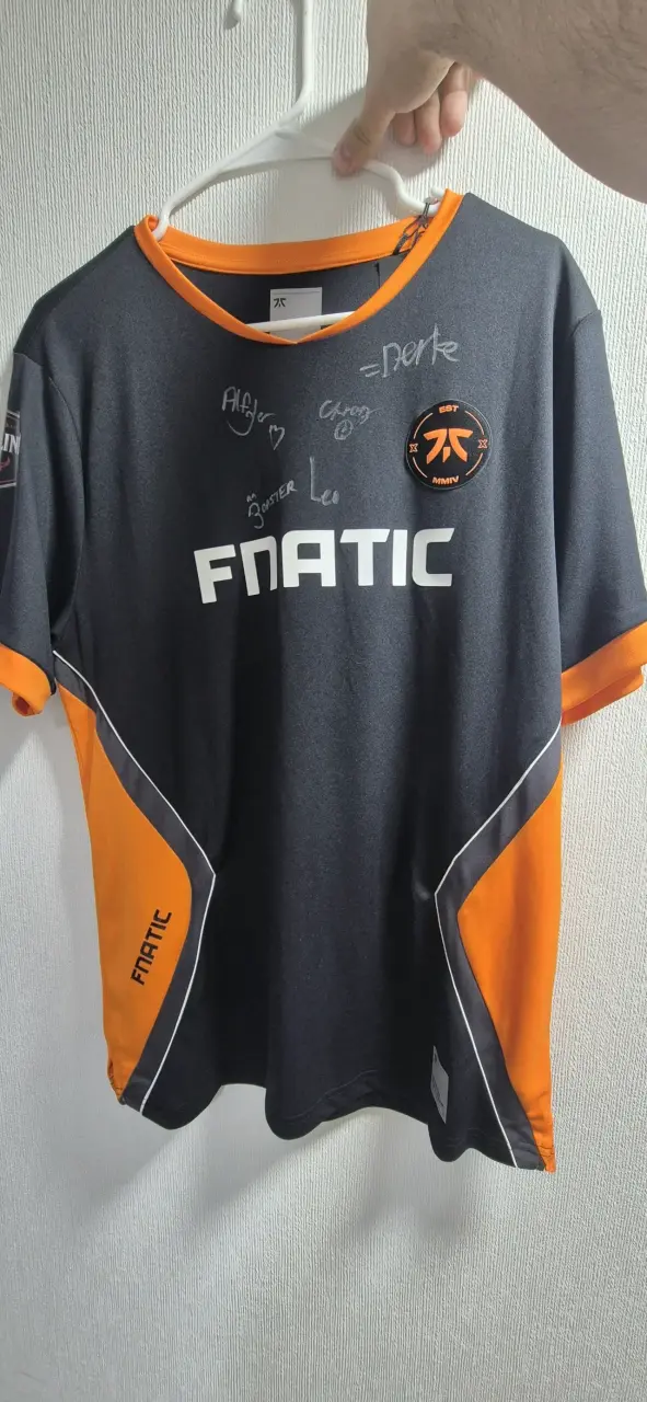 Polera Fnatic firmada negra y naranja - 1