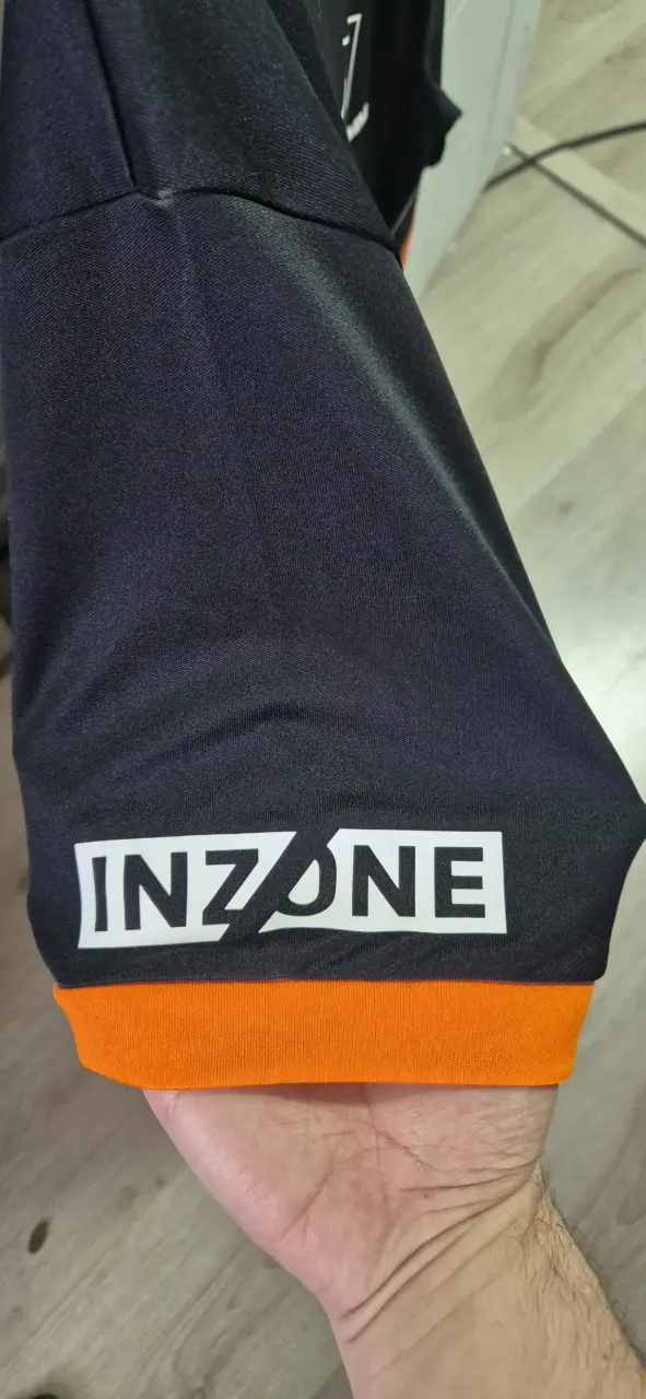 Polera Fnatic firmada negra y naranja - 3