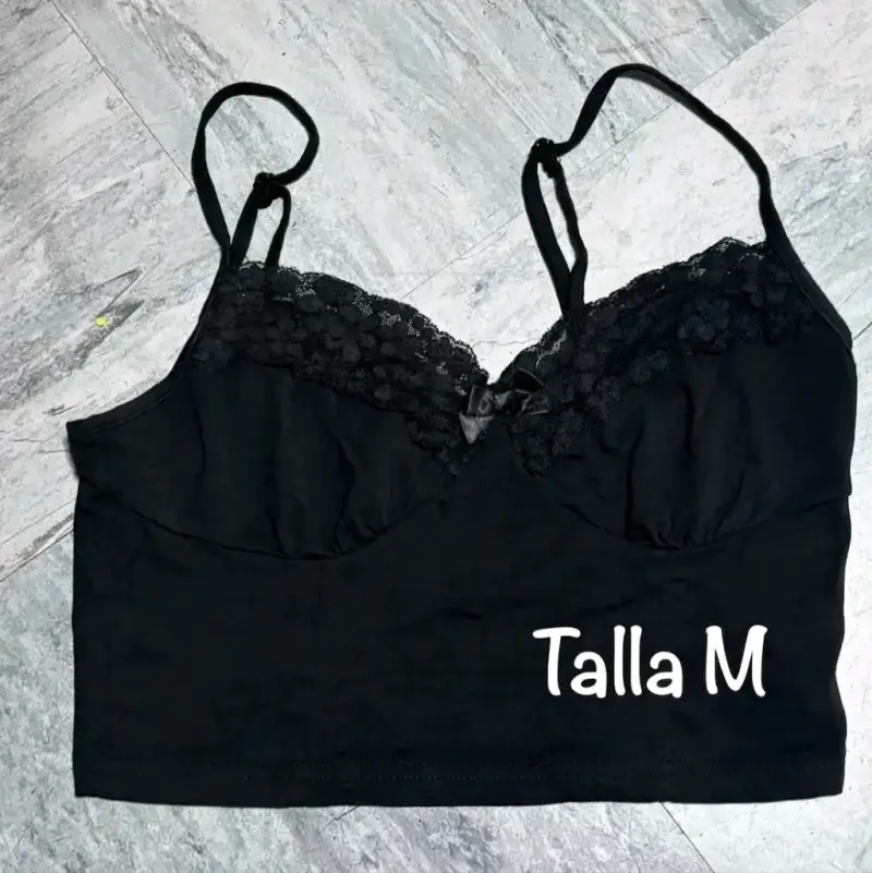 Top negro con encaje talla M
