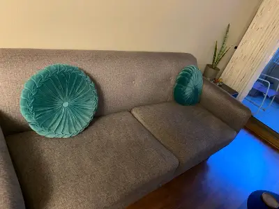 Sofá gris con cojines decorativos - miniatura 1