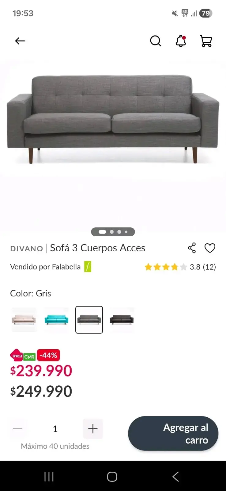 Sofá gris con cojines decorativos - 2