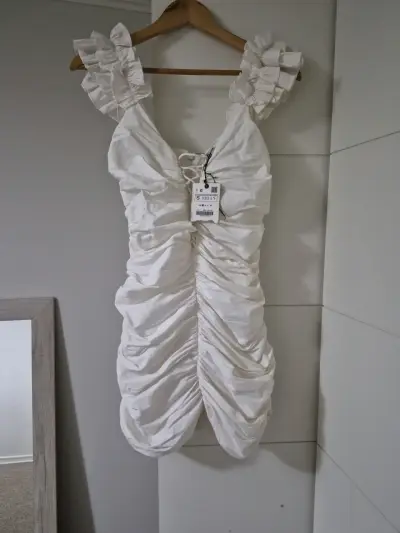 Vestido blanco con volantes y fruncidos - miniatura 1