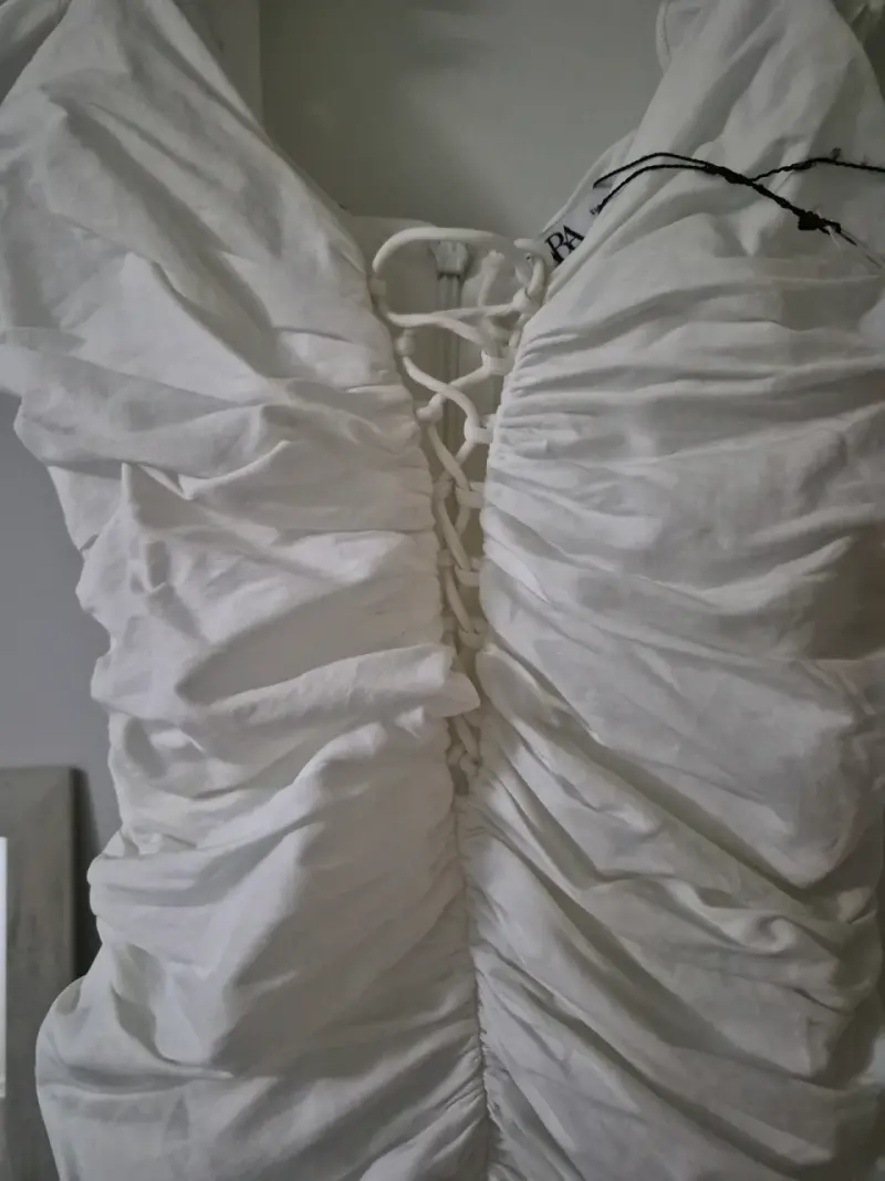 Vestido blanco con volantes y fruncidos - 2