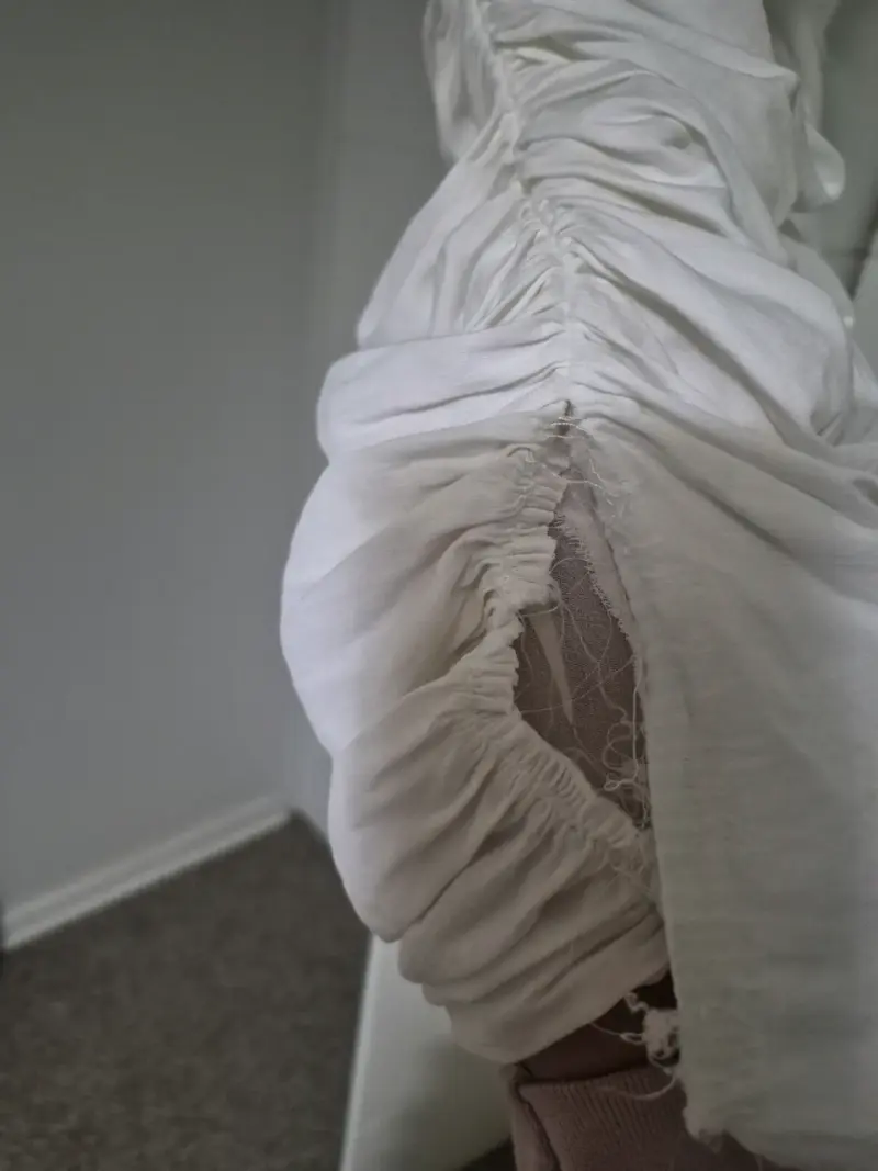 Vestido blanco con volantes y fruncidos - 3