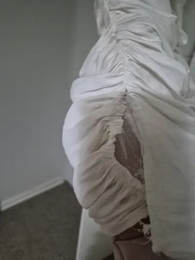 Vestido blanco con volantes y fruncidos - miniatura 3