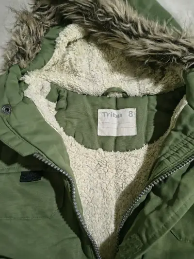 Parka verde con capucha de piel sintética - miniatura 2