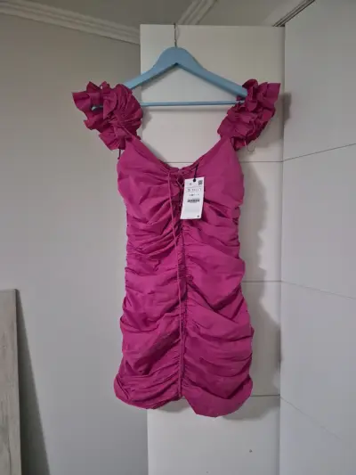 Vestido fucsia con volantes y fruncidos zara - miniatura 1