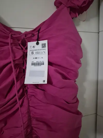 Vestido fucsia con volantes y fruncidos zara - miniatura 2