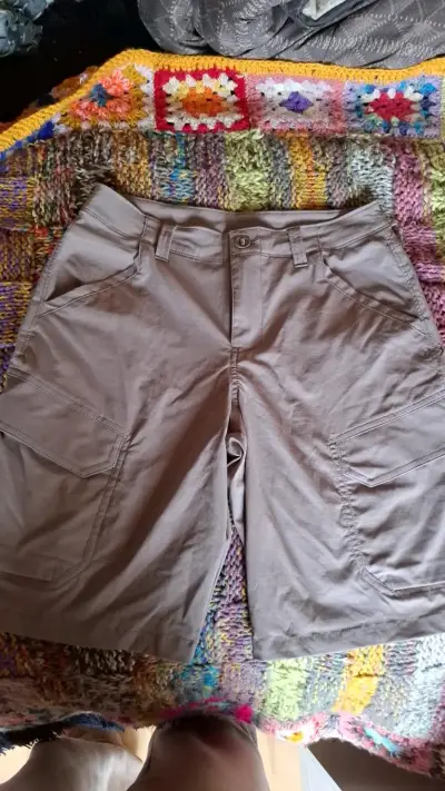 Bermudas cargo color beige para hombre - miniatura 1