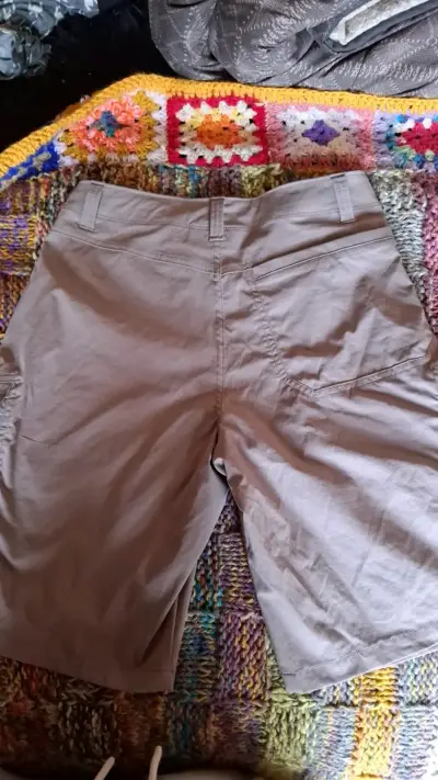Bermudas cargo color beige para hombre - miniatura 3