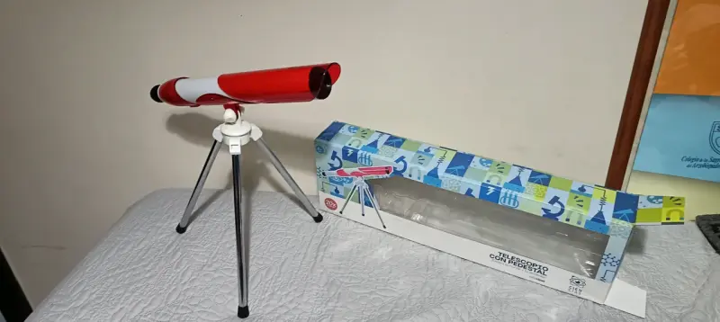 Telescopio con pedestal rojo y blanco - 1