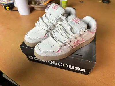 Zapatillas DC Shoes blancas y rosadas - miniatura 1