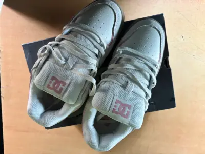 Zapatillas DC Shoes blancas y rosadas - miniatura 3