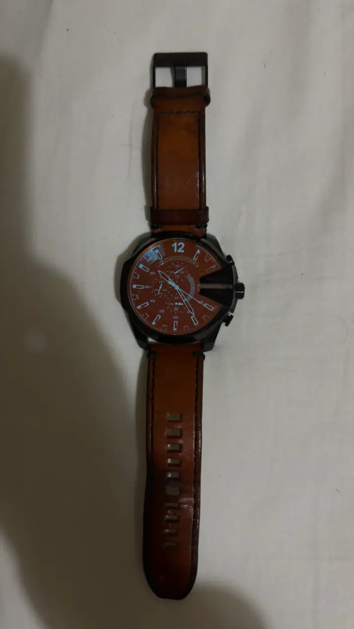Reloj de pulsera con correa de cuero - 1
