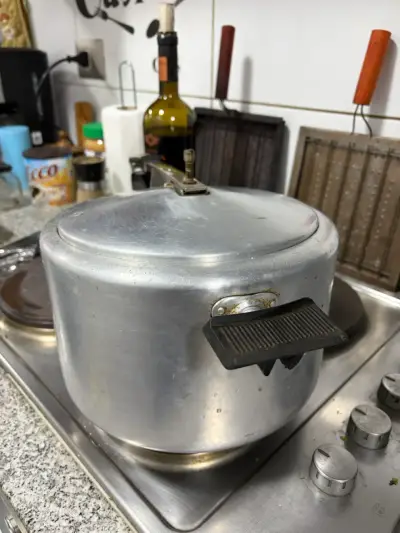 Olla a presión de aluminio usada - miniatura 1