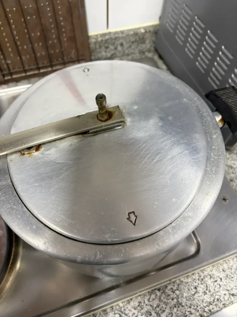 Olla a presión de aluminio usada - 2