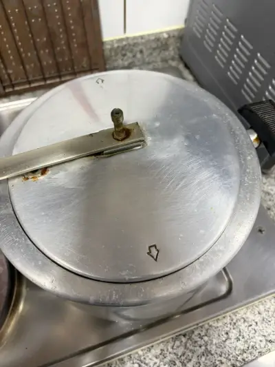 Olla a presión de aluminio usada - miniatura 2