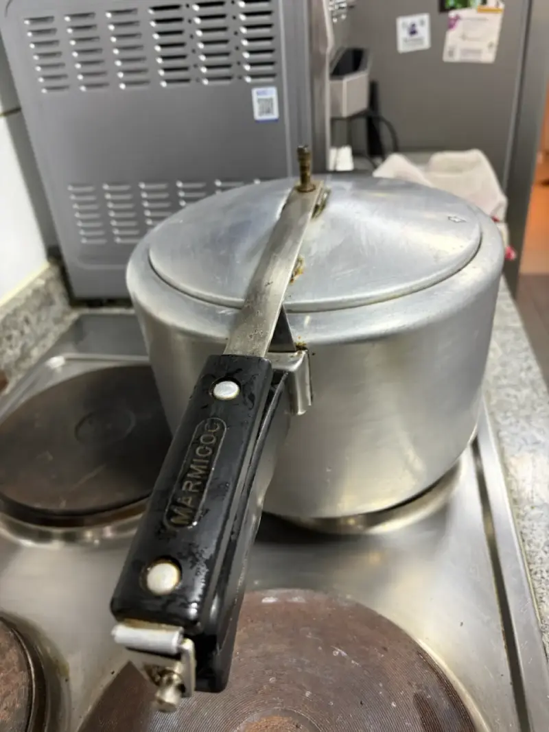 Olla a presión de aluminio usada - 3