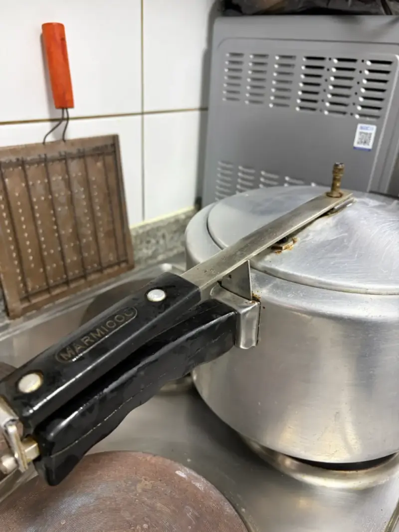 Olla a presión de aluminio usada - 4